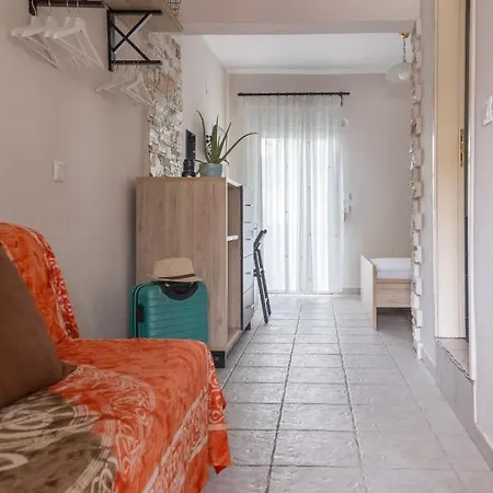 Ground Floor Beachfront Apartment, Fourka * フォルカ